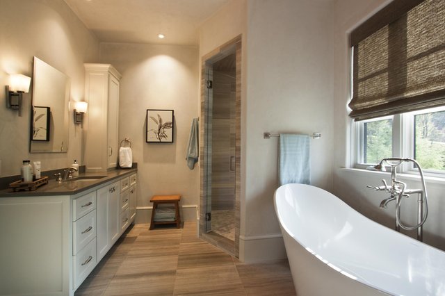 Cove Courtyard master bathroom