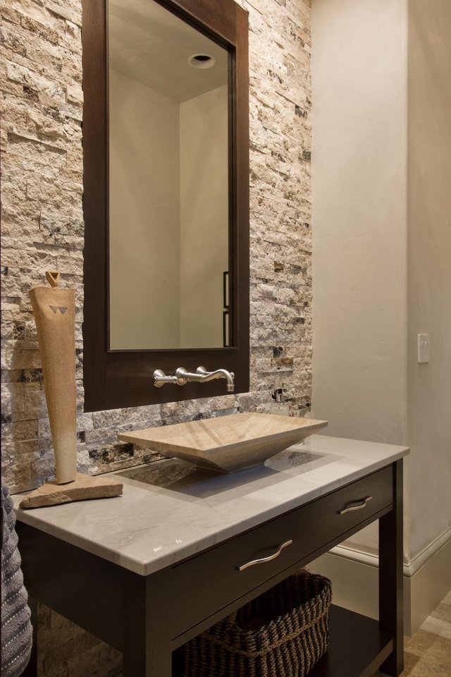 Cove Courtyard guest bathroom