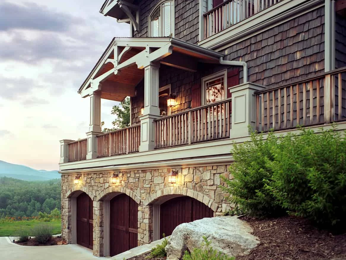 Lakeside Beauty features 3 stories that overlook the lake.