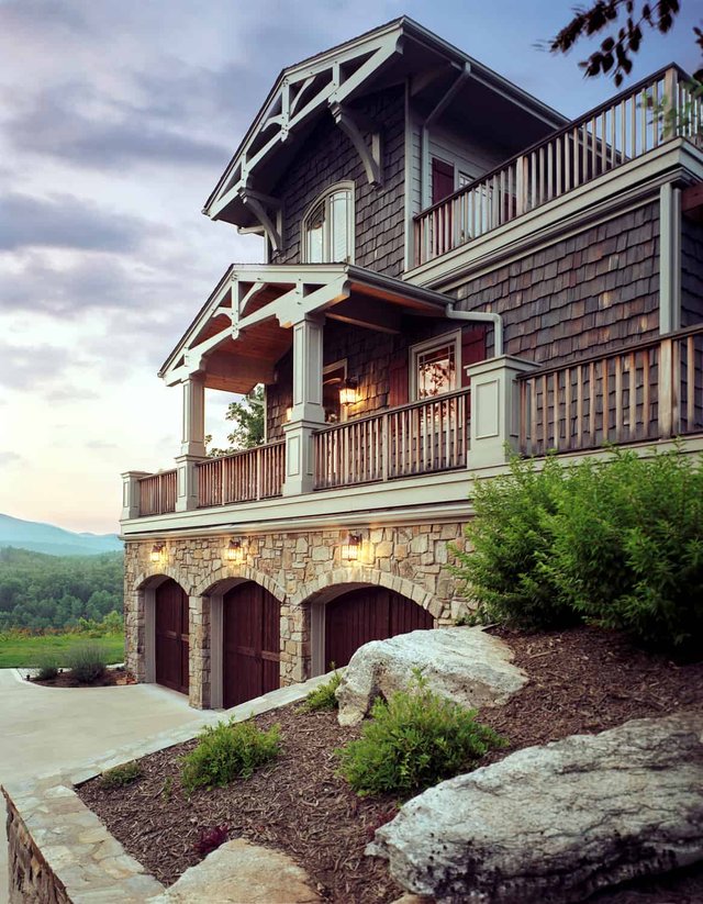 Lakeside Beauty features 3 stories that overlook the lake.