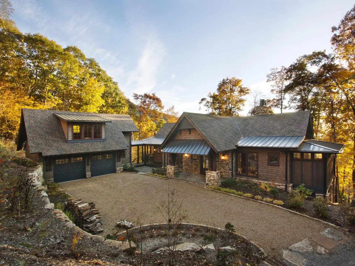Cliff Haven exterior with driveway