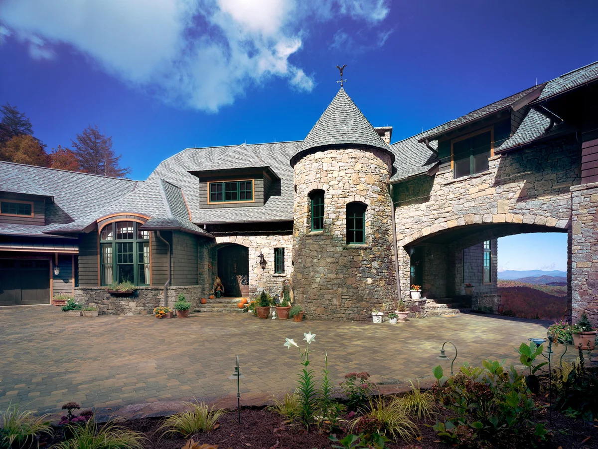 Highlands Chateau exterior courtyard