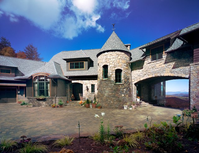 Highlands Chateau exterior courtyard