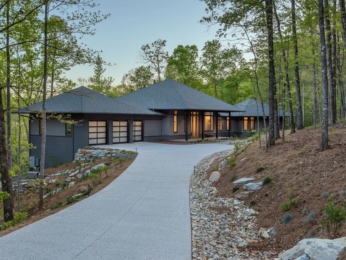 A Modern Mountain Home Connected to Nature