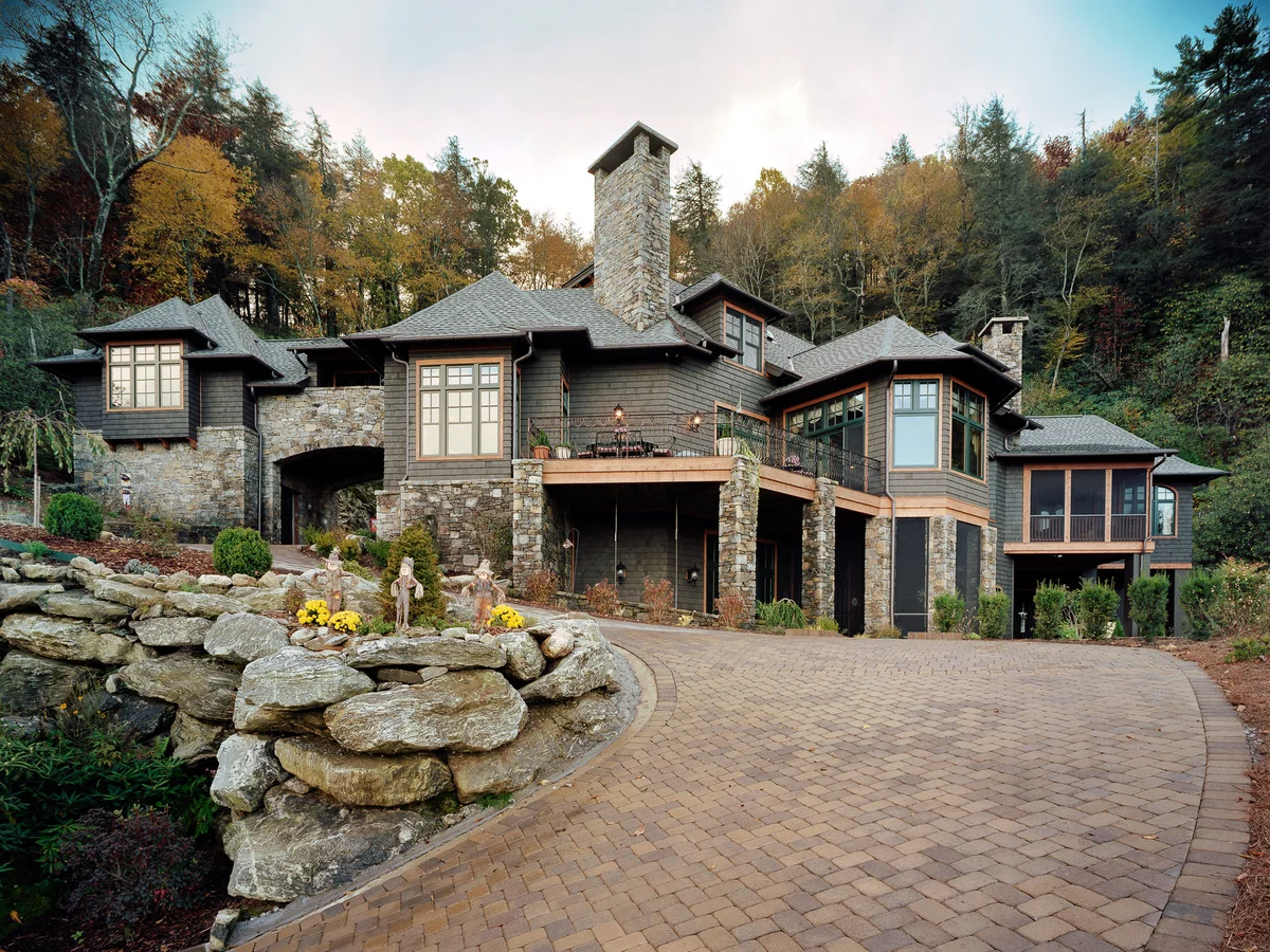 Highlands Chateau exterior front view