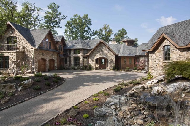 Eagles Nest Exterior with Driveway