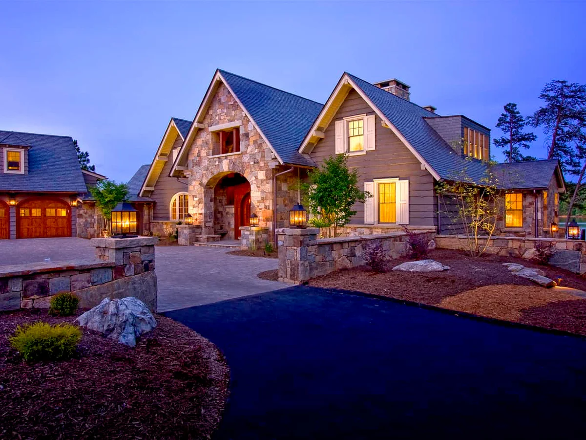 Lake Retreat Exterior Dusk