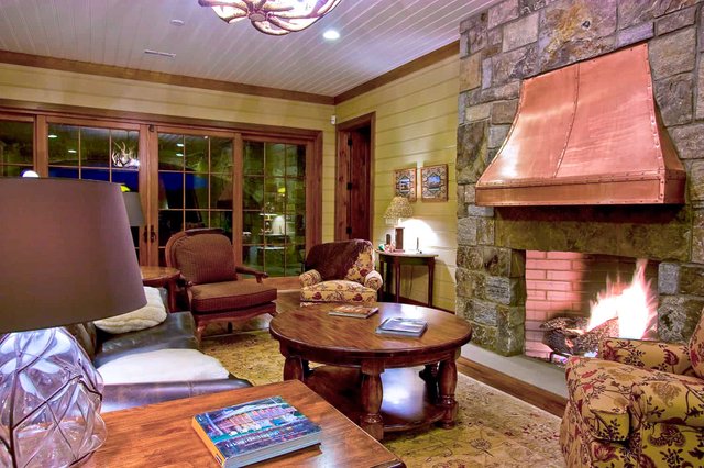 Lake Retreat Sitting Room and Fireplace