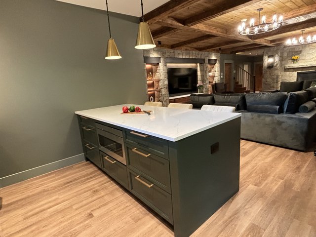 Rustic Retreat island with oven