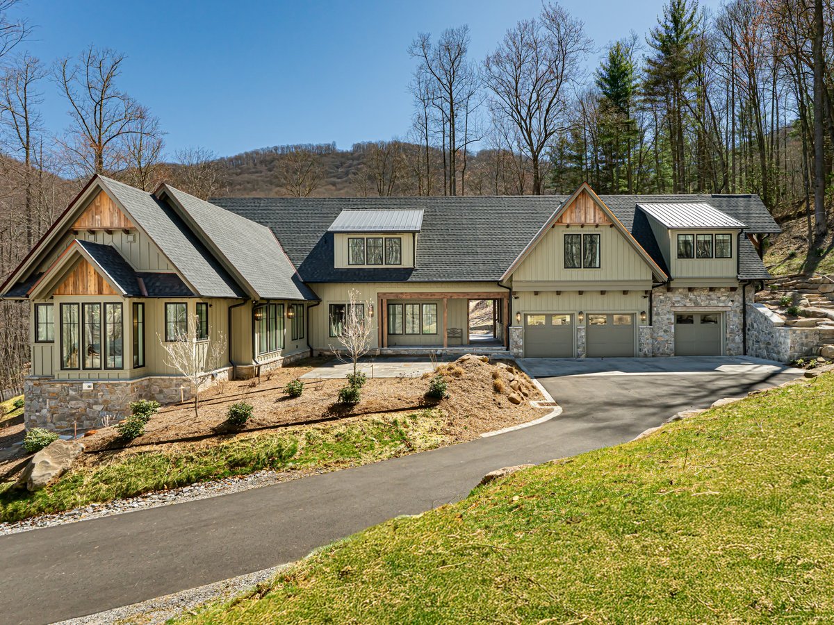 Secluded Sanctuary Exterior with driveway