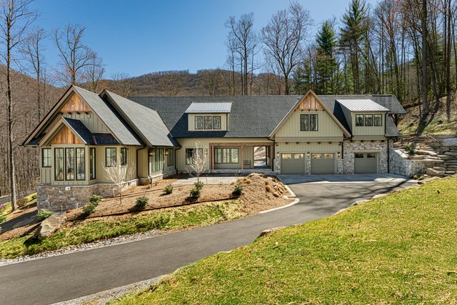 Secluded Sanctuary Exterior with driveway