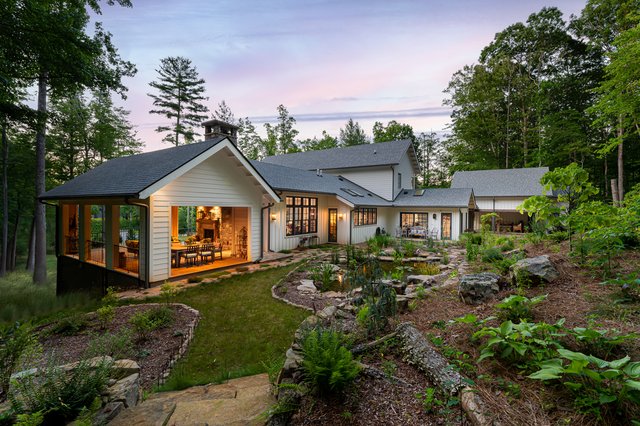 Modern Farmhouse backyard