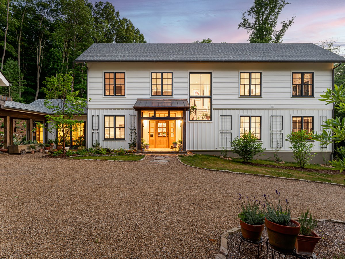Modern Farmhouse entrance and driveway