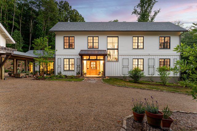 Modern Farmhouse entrance and driveway
