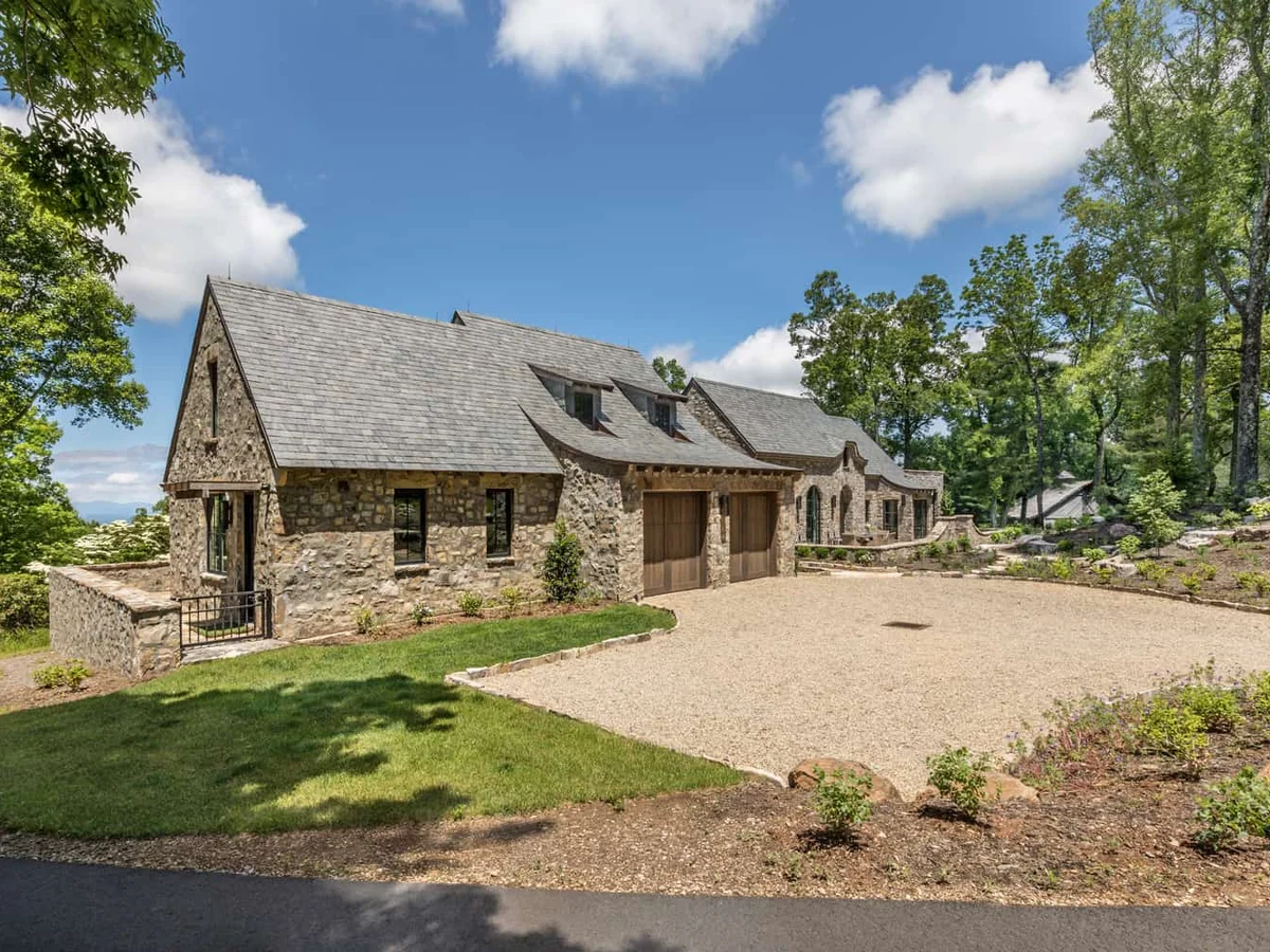 Town Mountain Ranch Exterior and Driveway 1