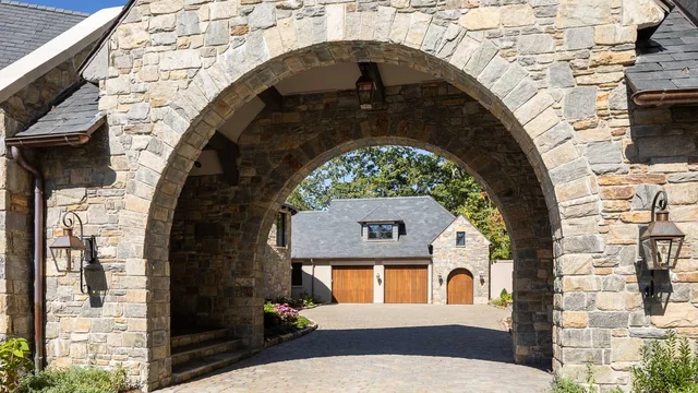 Villa Bella Vista Driveway Arch