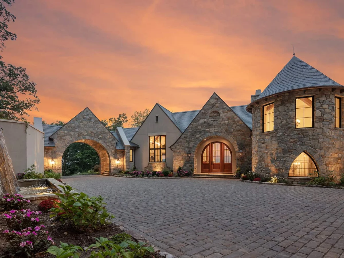 Villa Bella Vista exterior at dusk