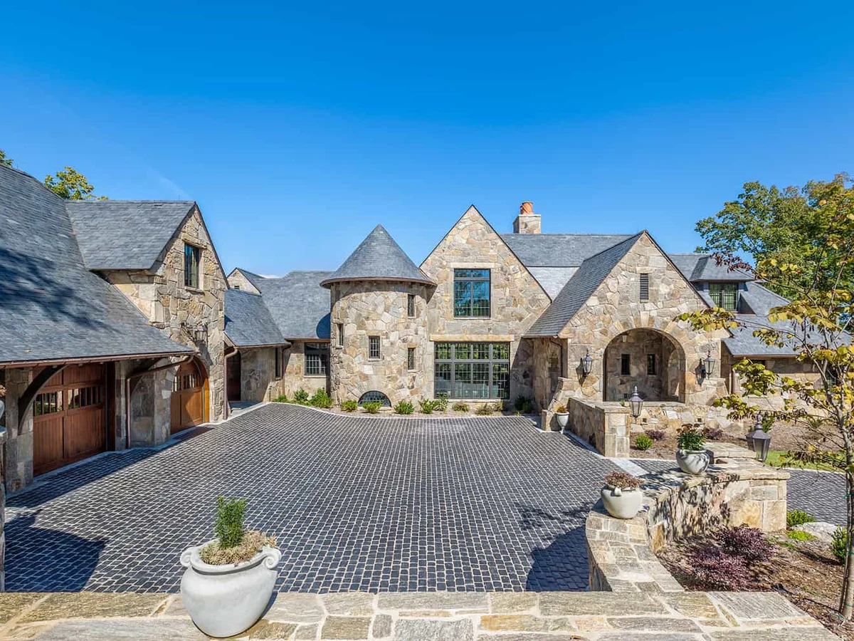 Vista Bluff Exterior and Driveway 1