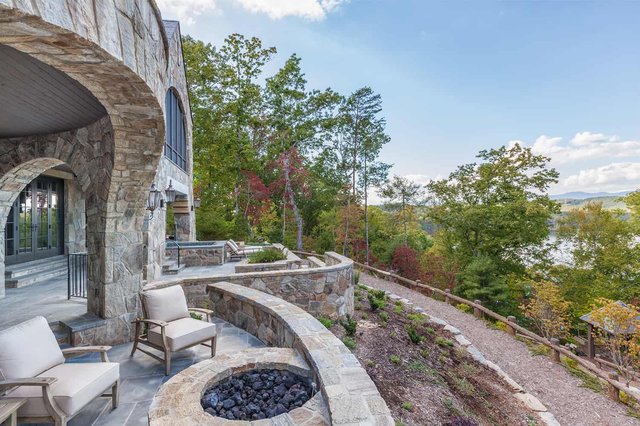 Vista Bluff Outdoor Patio-\Overlooking-Mountains